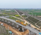 襄阳小河港区疏港铁路电厂线轨道全线贯通